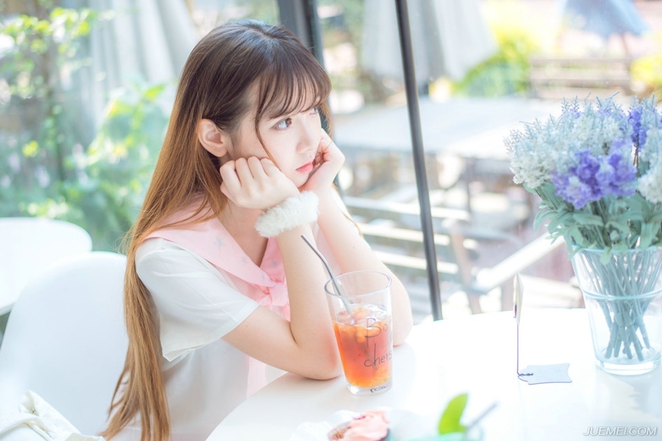 “夫君~”一名美妇带着一股慵懒的风情来到刘璝身后，轻声唤道。